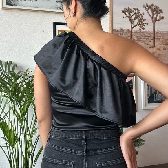 Black Express one shoulder ruffle bodysuit - Picture 2 of 3